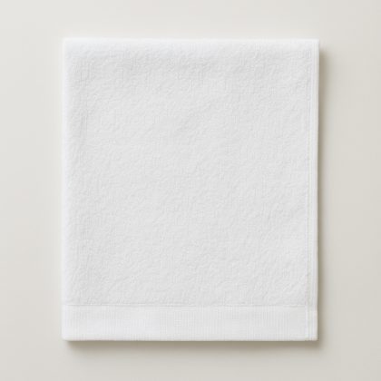 Toalla de visita blanca, con una medida de 35 x 60 cm.